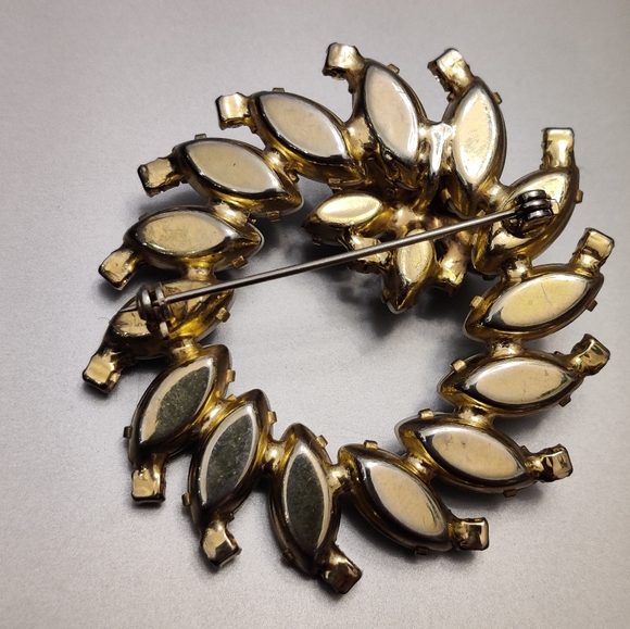 Vintage Milk Glass Brooch - Picture 5 of 9